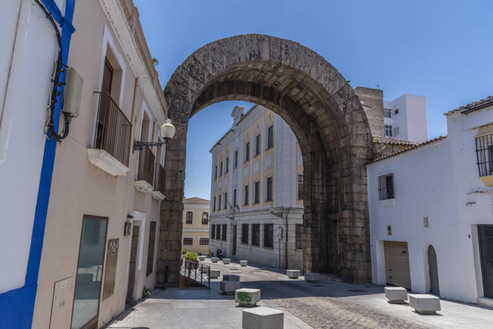 Badajoz - Mérida 073 - Arco de Trajano.jpg